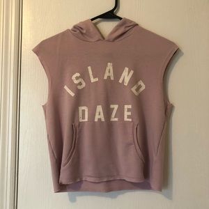 Sleeveless shirt with hood for girls